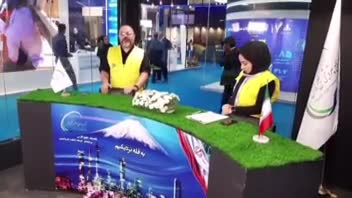 مجری گری، اجرا به زبان انگلیسی برای بینندگان غیر فارسی زبان