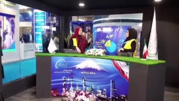 مجری گری، اجرا به زبان انگلیسی برای بینندگان غیر فارسی زبان