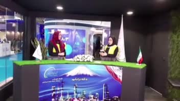 مجری گری، اجرا به زبان انگلیسی برای بینندگان غیر فارسی زبان