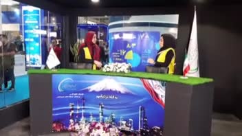 مجری گری، اجرا به زبان انگلیسی برای بینندگان غیر فارسی زبان