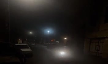 یک ریل که در شب ساخته شده است.