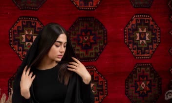 عکاسی فشن با فرش ایرانی که نماد هنر و فرهنگ ایران