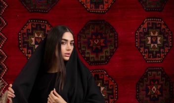 عکاسی فشن با فرش ایرانی که نماد هنر و فرهنگ ایران