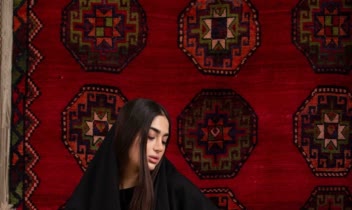 عکاسی فشن با فرش ایرانی که نماد هنر و فرهنگ ایران