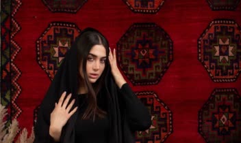 عکاسی فشن با فرش ایرانی که نماد هنر و فرهنگ ایران