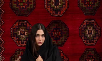 عکاسی فشن با فرش ایرانی که نماد هنر و فرهنگ ایران