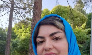 دکلمه و یا شعر از روی متن میخوانم