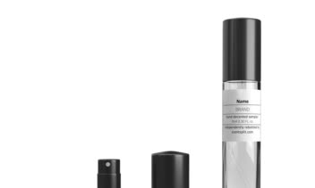 عکاسی تبلیغاتی و چیدمان هنری نمونه‌های عطر لوکس روی سطح سنگی