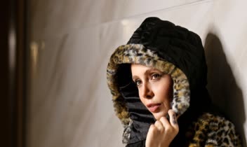 عکاسی پوشاک با مدل در فضای داخلی