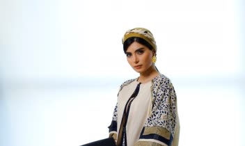عکاسی پوشاک با مدل در فضای داخلی