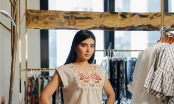 عکاسی پوشاک با مدل در فضای داخلی