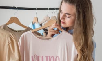 طراحی لوگو برای برند velina در حوزه پوشاک زنانه