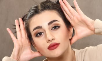 عکاسی پرتره در آتلیه با بکگراند ساده