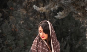 عکاسی از شال و روسری در فضای باز