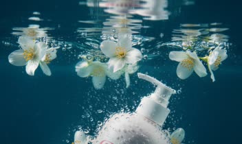 طراحی گرافیک برای ژل شست و شو برند Fiora