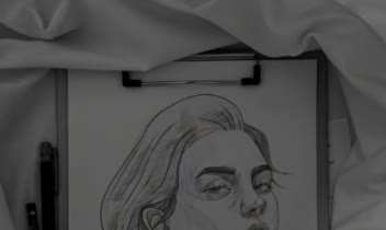اسکچ چهره از روی نمونه با سایه‌پردازی ساده