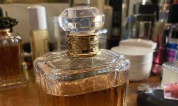 روتوش عکس محصول عطر (قبل/بعد) | حذف پس‌زمینه + اصلاح نور و رنگ