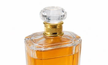 روتوش عکس محصول عطر (قبل/بعد) | حذف پس‌زمینه + اصلاح نور و رنگ