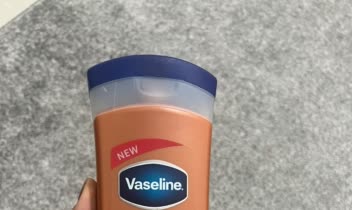 طراحی پوستر محصول Vaseline مناسب استوری و پست