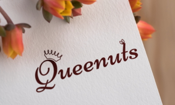طراحی دو لوگوتایپ با عنوان Queennuts به دو مدل