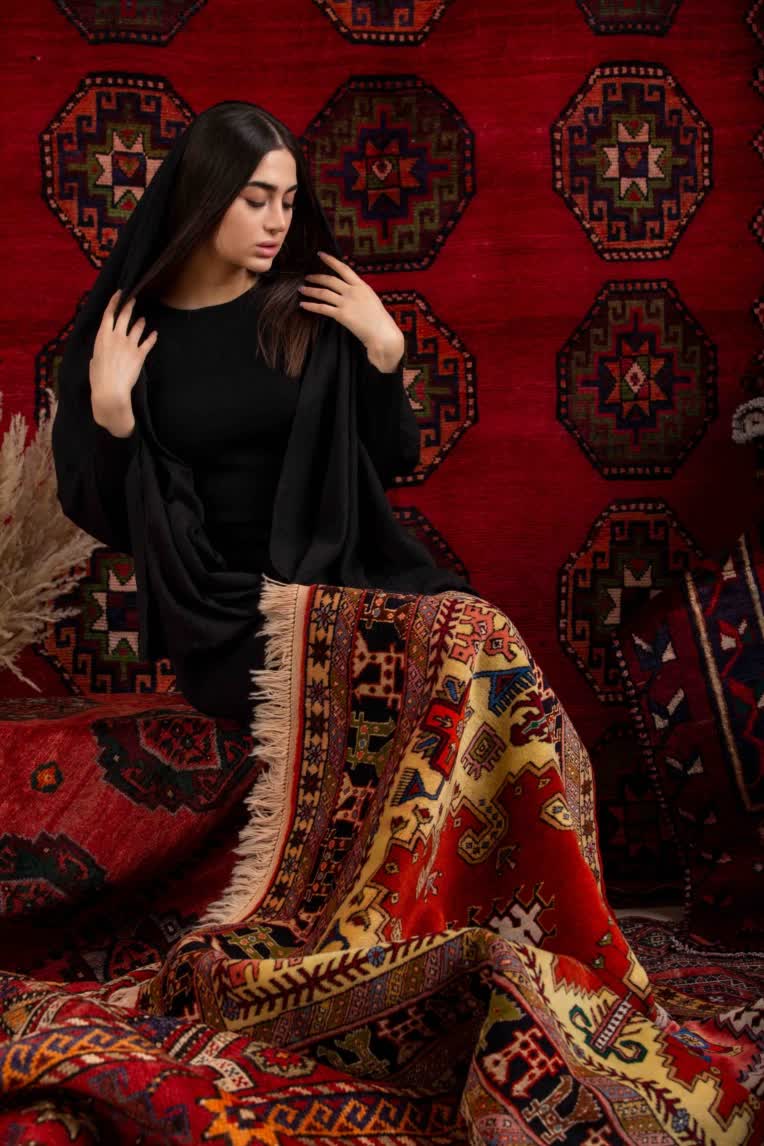 عکاسی فشن با فرش ایرانی که نماد هنر و فرهنگ ایران
