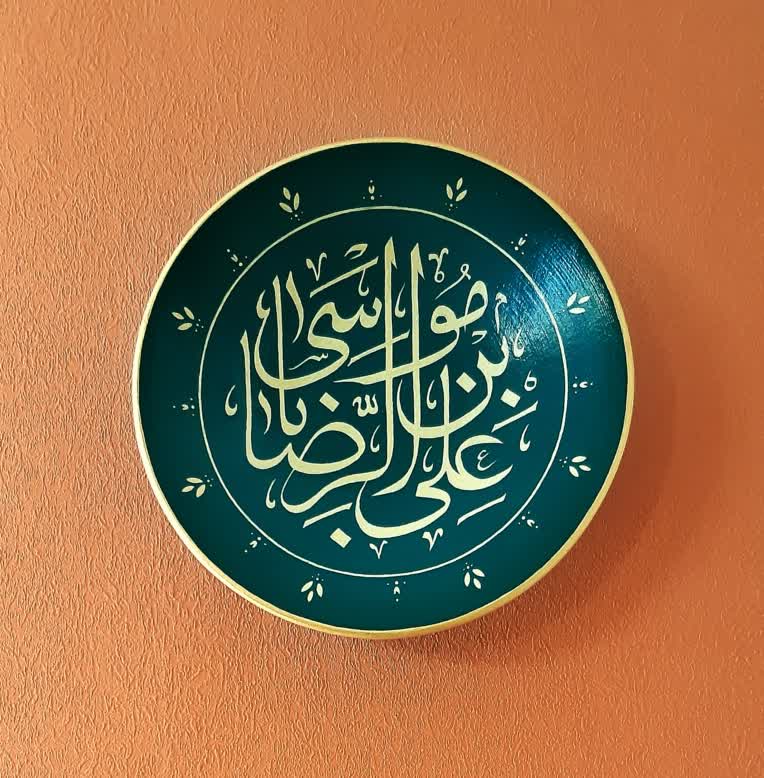 خوشنویسی بر روی بشقاب/دیوارکوب سفالی