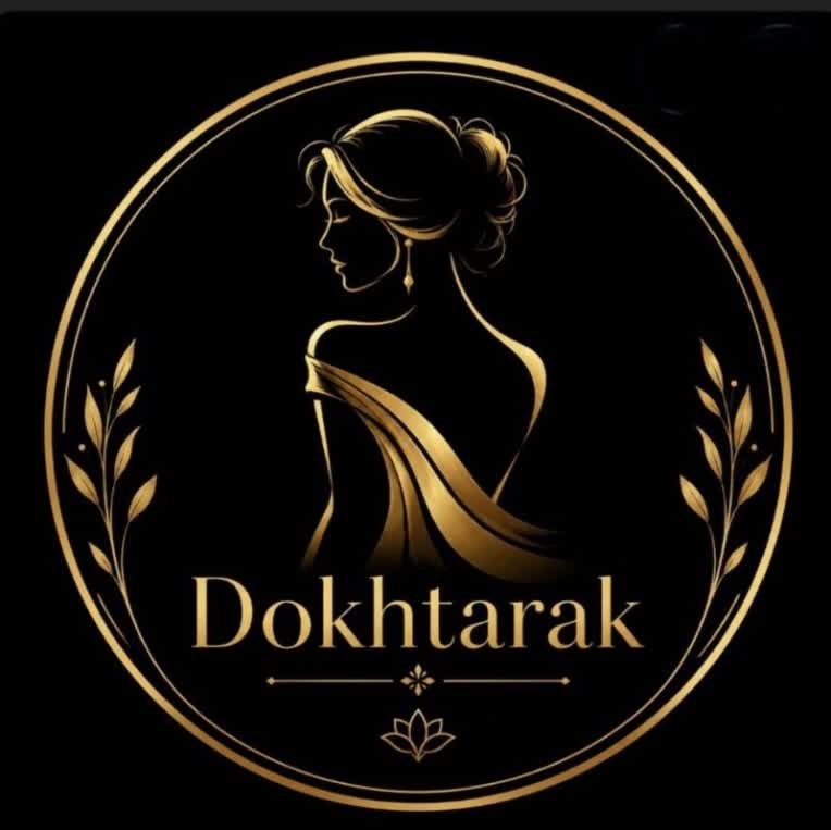 طراحی اختصاصی لوگوی برند دخترک با رویکردی اشرافی و مجلل؛ استفاده از ترکیب رنگی مشکی و طلایی به همراه نماد نیم‌رخ زن، برای القای حس اصالت، کیفیت بالا و تمایز در صنعت مد و پوشاک زنانه.”