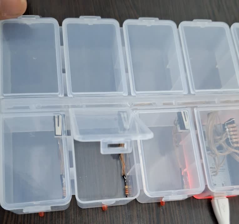 طراحی و ساخت جعبه قرص هوشمند IOT