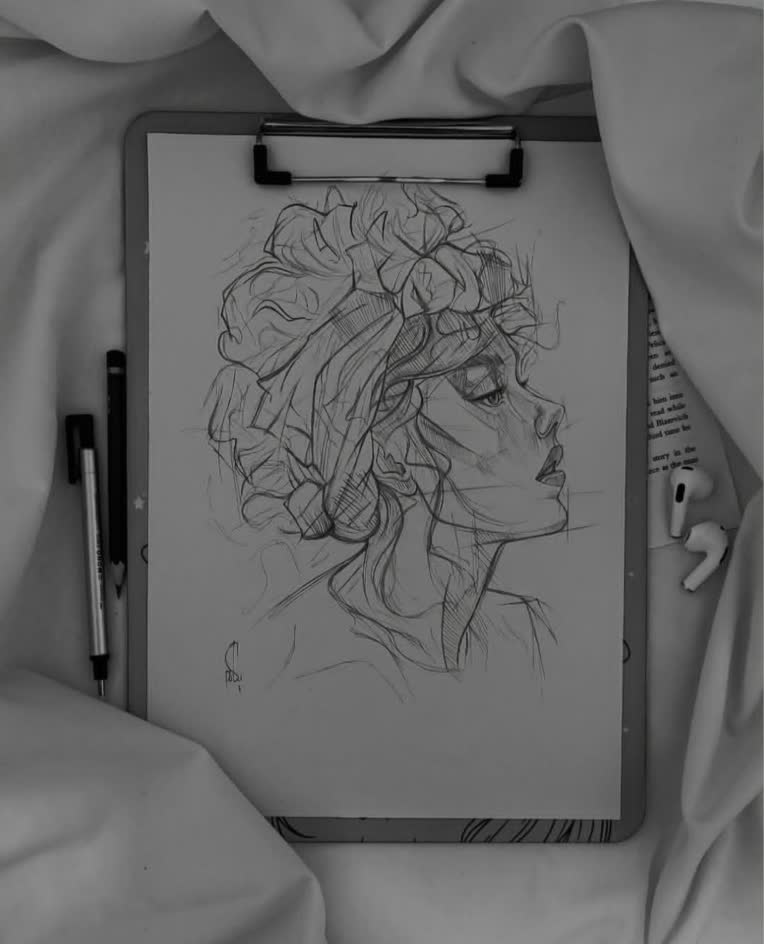 اسکچ چهره از روی نمونه با سایه‌پردازی ساده